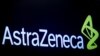 ARCHIVO - El logotipo de la compañía farmacéutica AstraZeneca se muestra en una pantalla en el piso de la Bolsa de Nueva York.