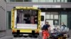 Sanitarios cargan una camilla en una ambulancia que supuestamente transportó al líder de la oposición rusa Alexei Navalny en el complejo hospitalario de Charite Mitte, donde recibirá tratamiento médico en Berlín, el 22 de agosto, 2020. 