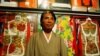 ARCHIVO - El diseñador japonés Kenzo Takada posa para la prensa frente a sus diseños en una galería de arte en Buenos Aires, el 7 de abril de 2009.