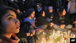 Des jeunes tunisiens se réunissent après les violences en Tunisie pendant le printemps arabe, le 22 janvier 2011.