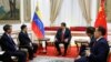 El presidente en disputa de Venezuela, reunido en la foto con funcionarios chinos, estaría obstaculizando los vuelos para repatriar a estadounidenses varados en ese país durante la pandemia.