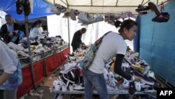 Khách tìm mua hàng giá rẻ tại một khu chợ ở Bắc Kinh, trong khi giá hàng hóa tiêu thụ và thực phẩm gia tăng