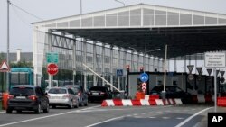  Проблеми в торгівлі із європейськими сусідами не минули для України "безболісно", кажуть в МВФ. Фото для ілюстрації: пункт перепуску на кордоні України та Польщі, Краковець, Україна