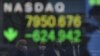 El mercado de valores ha fluctuado constantemente a medida que la pandemia de coronavirus ha incidido en la economía mundial, como refleja la imagen de un resultado del Nasdaq en marzo pasado.