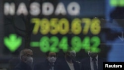 El mercado de valores ha fluctuado constantemente a medida que la pandemia de coronavirus ha incidido en la economía mundial, como refleja la imagen de un resultado del Nasdaq en marzo pasado.