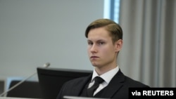 El atacante de la mezquita del Centro Islámico Al-Noor, Philip Manshaus, aparece para el veredicto en el tribunal de distrito de Asker y Baerum en Sandvika, Noruega, el 11 de junio de 2020.