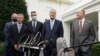 Ejecutivos de aerolíneas hablan con periodistas tras reunión en la Casa Blanca en Washington.