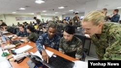 지난 2016년 8월 을지프리덤가디언(UFG) 연습에 참여한 미·한 해군 장병이 한국 해군작전사령부 연습상황실에서 훈련하고 있다. (자료사진)