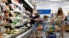 Un grupo de personas realiza la compra en una tienda Walmart en Bradford, Pennsylvania, el 20 de julio de 2020.