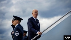 Президент США Джо Байден відповідає на питання журналістів, піднімаючись на борт Air Force One, 12 квітня 2024 р. SAMUEL CORUM/AFP