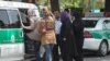 ماموران پلیس در ایران به یک دختر دانشجو برای وضعیت حجابش حمله کردند