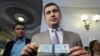 Народний депутат України Ігор Марков демонструє депутатське посвідчення під час брифінгу після засідання Верховної Ради України, Київ, 17 вересня 2013
