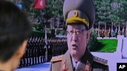 지난 2월 한국 서울역에 설치된 TV에서 북한 김정은 국무위원장의 최측근인 김원홍 국가안전보위상 해임 소식을 전하는 뉴스가 나오고 있다.