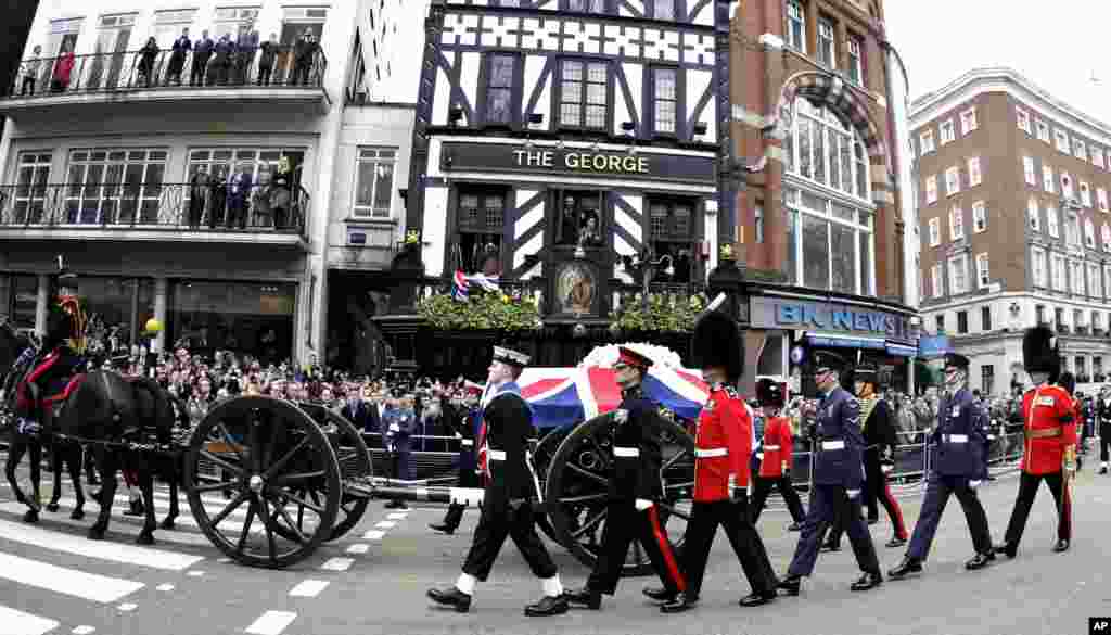 A Union flag-draped coffin bearing the body of former British Prime Minister Margaret Thatcher is carried on a gun carriage drawn by the King&#39;s Troop Royal Artillery during her ceremonial funeral procession in London, England, April 17, 2013.