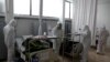 Personal médico de un hospital en la Ciudad de México prepara las camas donde reciben a los pacientes en estado grave a causa del COVID-19.