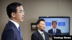 지난 17일 조명균 한국 통일부 장관이 정부서울청사에서 문재인 대통령의 '베를린 구상' 후속 조치에 관한 브리핑을 하고 있다. 조 장관은 이날 "남북이 마주 앉는다면 상호 관심사에 대해 허심탄회하게 논의할 수 있을 것"이라며 "북측의 긍정적인 호응을 기대한다"고 밝혔다.