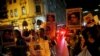 ARCHIVO - Manifestantes en Lima, capital de Perú, marchan por la aprobación de un decreto contra la violencia de género en el país, en abril de 2017.