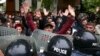 Сотрудники полиции блокируют демонстрантов, протестующих против назначения бывшего президента страны Сержа Саргсяна премьер-министром Армении. Ереван. 21 апреля 2018 г.