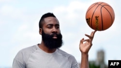 James Harden, avant une conférence de presse à Paris, France, le 20 août 2016. 