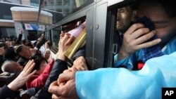 지난해 2월 남북 이산가족 행사가 종료된 뒤 북한측 이산가족 대상자들이 버스를 탄 채 한국측 가족들과 작별 인사를 하고 있다. (자료사진)