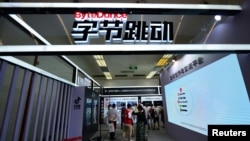 参观者访问抖音展台。（ 2018年6月29日）