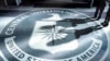 资料照片：美国中央情报局（CIA）总部大厅地面上的徽章