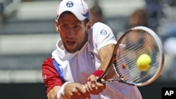 Setelah penampilan buruk pada set pertama, Novak Djokovic berhasil mengalahkan Juan Monaco, unggulan ke-14 (17/5).