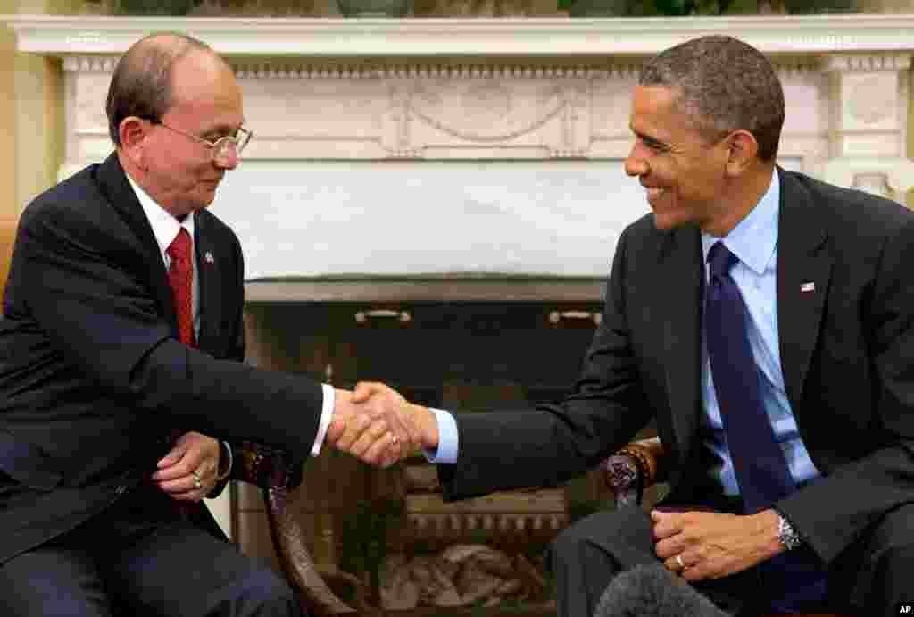 President Barack Obama shakes hands with Burma&#39;s President Thein Sein at the Oval Office of the White House, Washington, May 20, 2013.&nbsp;