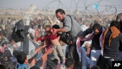 Pengungsi Suriah di kamp pengungsi di Akcakale, Sanliurfa, Turki tenggara (foto: dok).