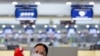ARCHIVO - Una trabajadora limpia una superficie en un aeropuerto filipino. El uso de tecnologías libre de contacto dará más seguridad a los viajeros.