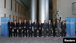 TPP12国成员贸易部长在乔治亚州亚特兰大市照全家福。（2015年10月1日）