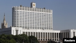 Дом правительства Российской Федерации на Краснопресненской набережной в Москве 