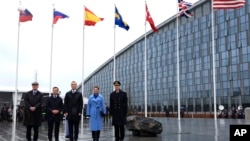 Прем'єр Швеції Ульф Крістерссон, генсек НАТО Єнс Столтенберг і крон-принцеса Швеції Вікторія під час підняння прапора Швеції біля штам-квартири НАТО, Брюссель, 11 березня 2024. AP Photo/Geert Vanden Wijngaert