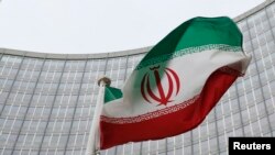 지난해 1월 오스트리아 빈의 국제원자력기구(IAEA) 본부 건물 앞에 이란 국기가 펄럭이고 있다.
