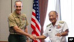 일본을 방문한 조셉 던포드 미 합참의장(왼쪽)이 18일 도쿄에서 일본 자위대 최고 지휘관인 가와노 가쓰토시 통합막료장과 회담을 가졌다.