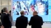 Мэр Москвы Сергей Собянин, президент РФ Владимир Путин и глава правительства Михаил Мишустин во время посещения оперативного штаба по коронавирусу. Архивное фото. 