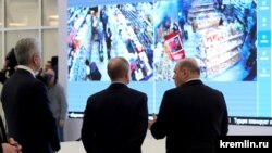 Мэр Москвы Сергей Собянин, президент РФ Владимир Путин и глава правительства Михаил Мишустин во время посещения оперативного штаба по коронавирусу. Архивное фото. 