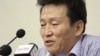북한은 15일 평양에서 외신기자들과 외교관들을 상대로 기자회견을 열고 국정원의 지시로 북한 고아를 납치하려 한 탈북자를 체포했다고 주장했다. 사진은 북한이 이날 탈북자 고현철(53)이라고 밝힌 남자가 기자회견을 하는 모습. 이 남성은 자신이 고아들을 납치해 한국으로 데려가려 했다고 '자백'하며 "용서받을 수 없는 죄를 저질렀다"고 울먹인 것으로 전해졌다.