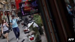 Du khách nước ngoài đi dạo trong các khu phố Hà Nội