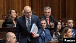 Прем’єр-міністр Сербії Мілош Вуцевіч серед нових міністрів перед представленням урядової програми в парламенті в Белграді, Сербія, 1 травня 2024 р. REUTERS/Marko Djurica