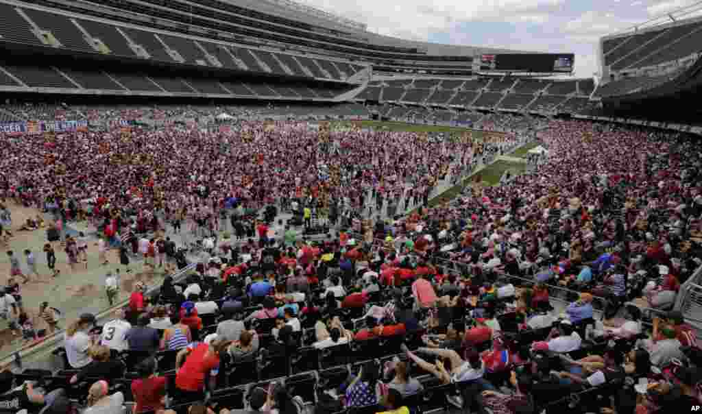 Para penggemar bersorak untuk tim AS dalam nonton bareng pertandingan sepakbola Piala Dunia antara AS dan Belgia di Solider Field di Chicago, 1 Juli 2014.