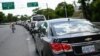 Los carros esperan en la fila para cargar combustible en una estación petrolera estatal de PDVSA en Caracas, Venezuela. Junio 2 de 2020