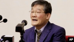 북한에 억류 중인 한국계 미국인 김동철 씨가 평양 인민문화궁전에서 열린 기자회견에서 간첩 행위 혐의를 인정하며 사죄했다고 지난 3월 조선중앙통신이 보도했다.