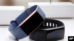 Fitbit fabrica una gama de dispositivos que van desde rastreadores básicos, como los que cuentan los pasos que da una persona, hasta relojes inteligentes que pueden mostrar los mensajes y notificaciones que llegan al celular.