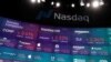 ARCHIVO - En una pantalla gigante se pueden observar varios índices bursátiles de la Bolsa de Nueva York, entre ellos el Nasdaq Composite, que obtuvo un aumento récord el 20 de agosto de 2020.