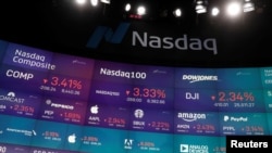 ARCHIVO - En una pantalla gigante se pueden observar varios índices bursátiles de la Bolsa de Nueva York, entre ellos el Nasdaq Composite, que obtuvo un aumento récord el 20 de agosto de 2020.