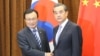 18일 중국을 방문한 한국의 이해찬 중국 특사와 왕이 중국 외교부장이 베이징 외교부에서 만나 악수를 하고 있다.