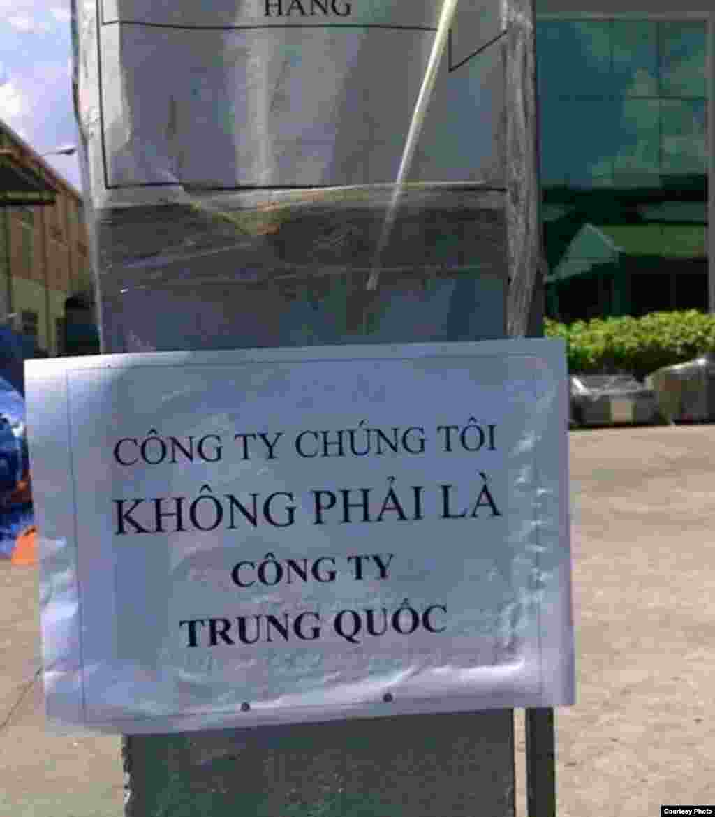 Spanduk bertuliskan &quot;Perusahaan kami bukan perusahaan China&quot; di Binh Duong.