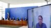 El presidente de Brasil, Jair Bolsonaro aparece en una pantalla durante una videoconferencia sobre un marco legal de sanidad, en el Palacio de Planalto, Brasilia, el 15 de julio de 2020.