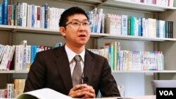 와세다대학 공익 법률사무소 소속 시라키 아츠시 변호사가 VOA와 인터뷰를 하고 있다.